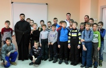 Встреча диакона Максима Погора с детской сборной по хоккею с мячом. 7 ноября 2014 года